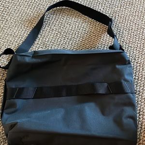 Away F.A.R Messenger 16L bag